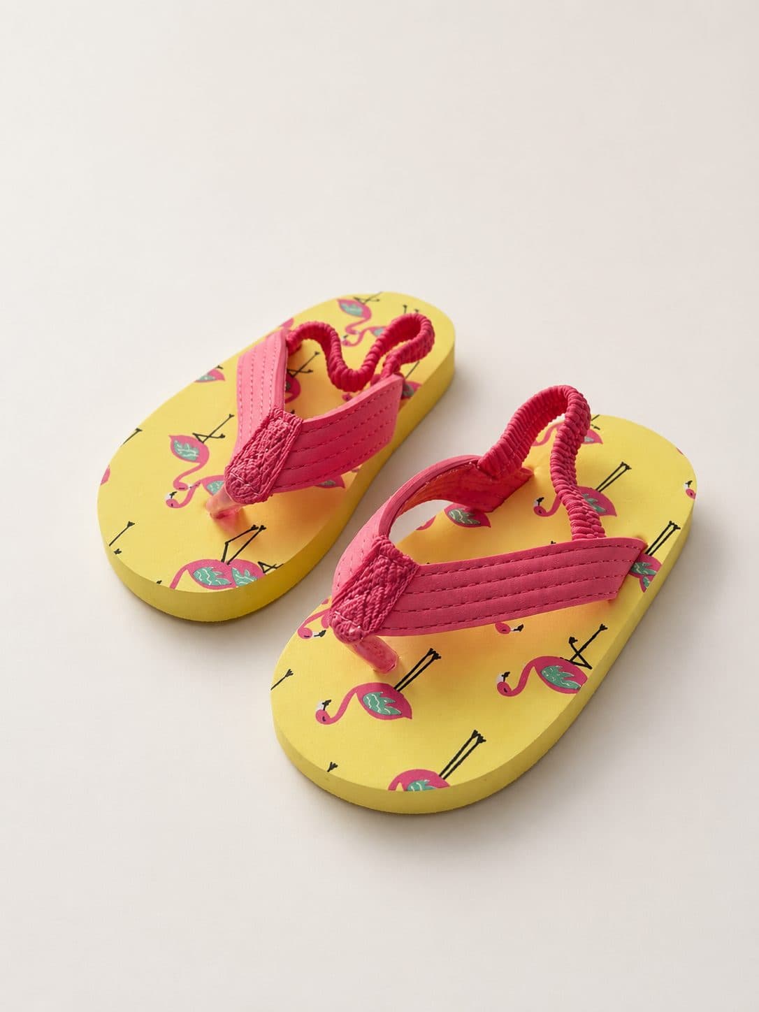 SANDALIAS FLIP FLOP AMARILLO CON ESTAMPADO DE FLAMENCOS — zapatos para niña