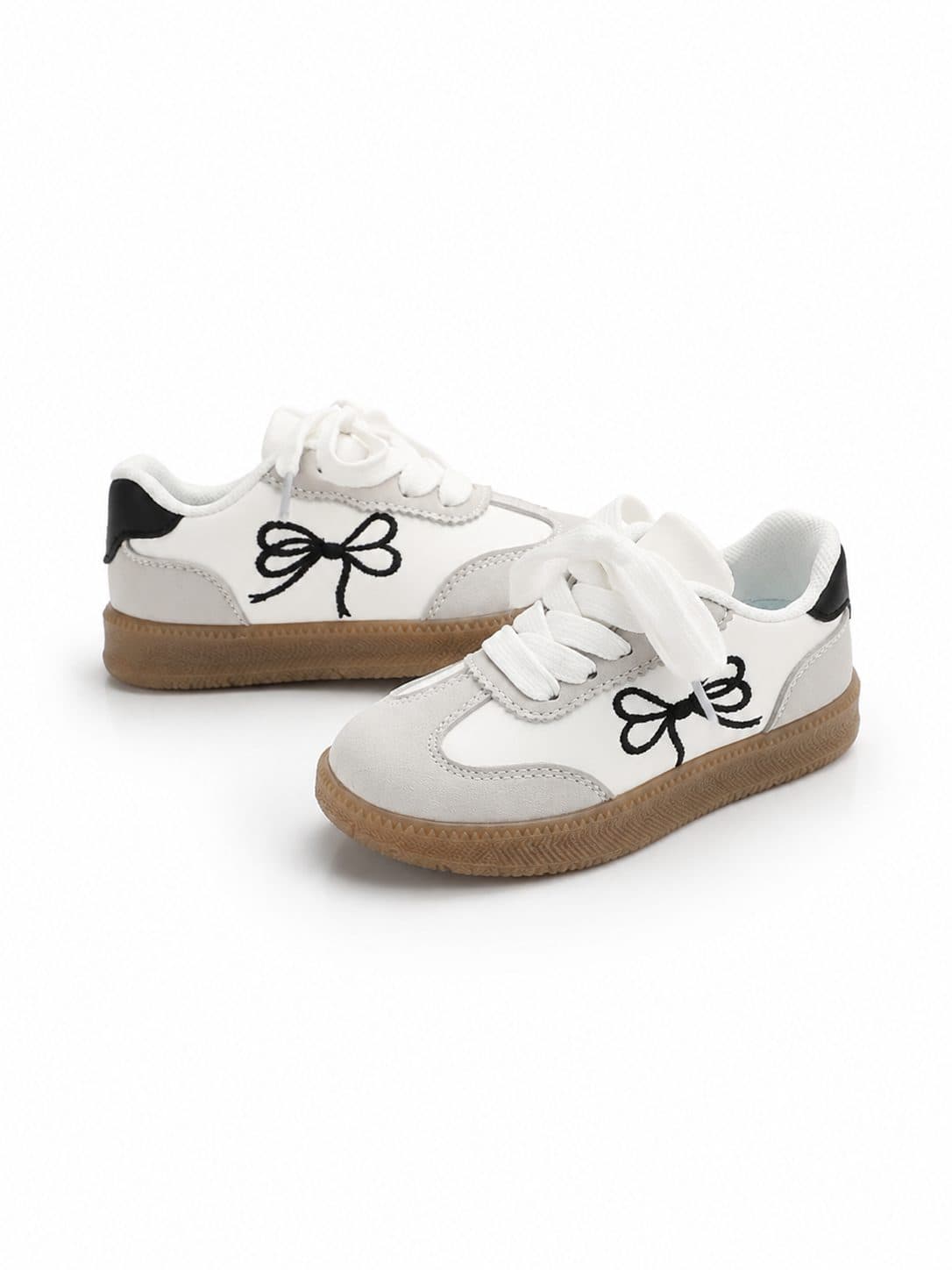 ZAPATILLAS BLANCAS CON LAZO BORDADO Y DETALLE NEGRO — zapatos para niña
