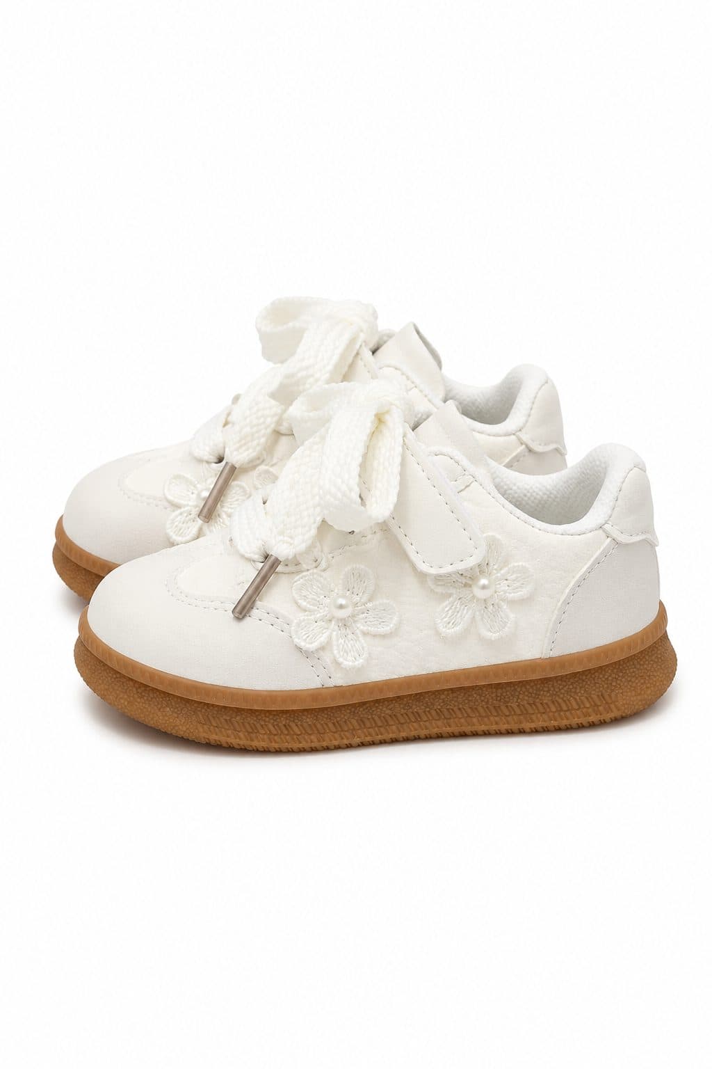 ZAPATILLAS BLANCAS CON FLORES BORDADAS Y PERLAS — zapatos para niña