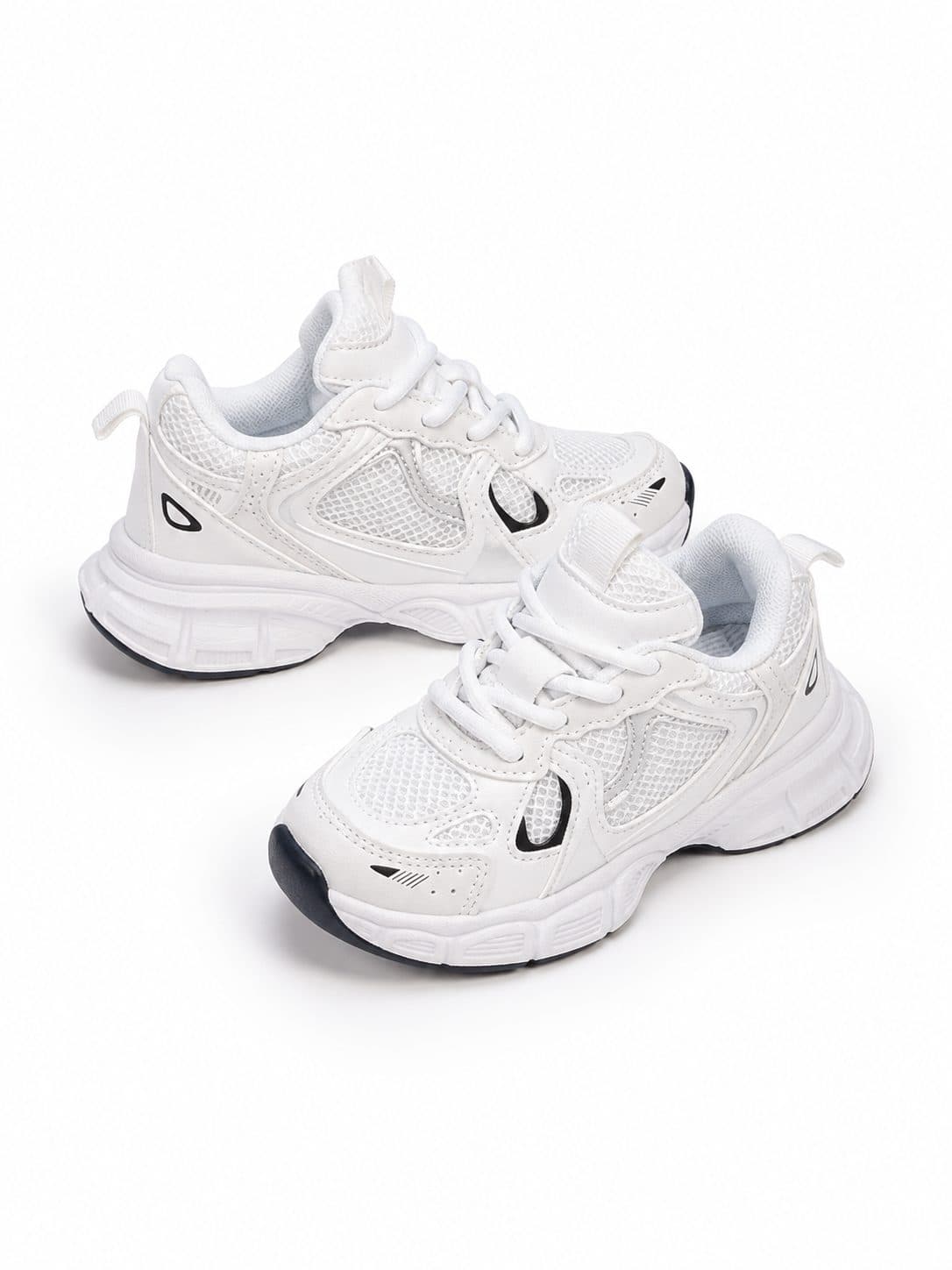 ZAPATILLAS BLANCAS DEPORTIVAS CON DETALLES NEGROS — zapatos para niña