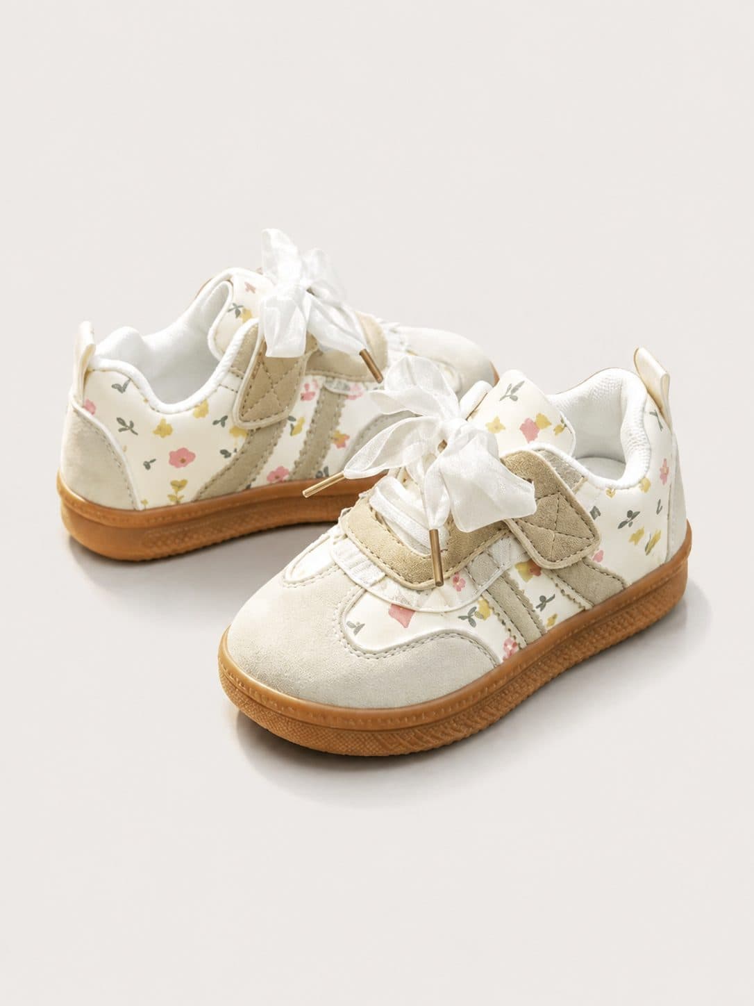 ZAPATILLAS BEIGE FLORALES CON CINTA DE RASO