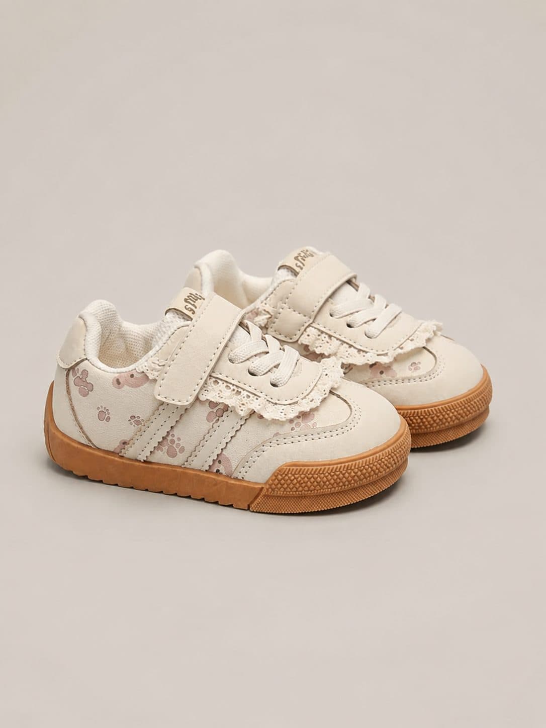ZAPATILLAS BEIGE CON FLORES Y VELCRO