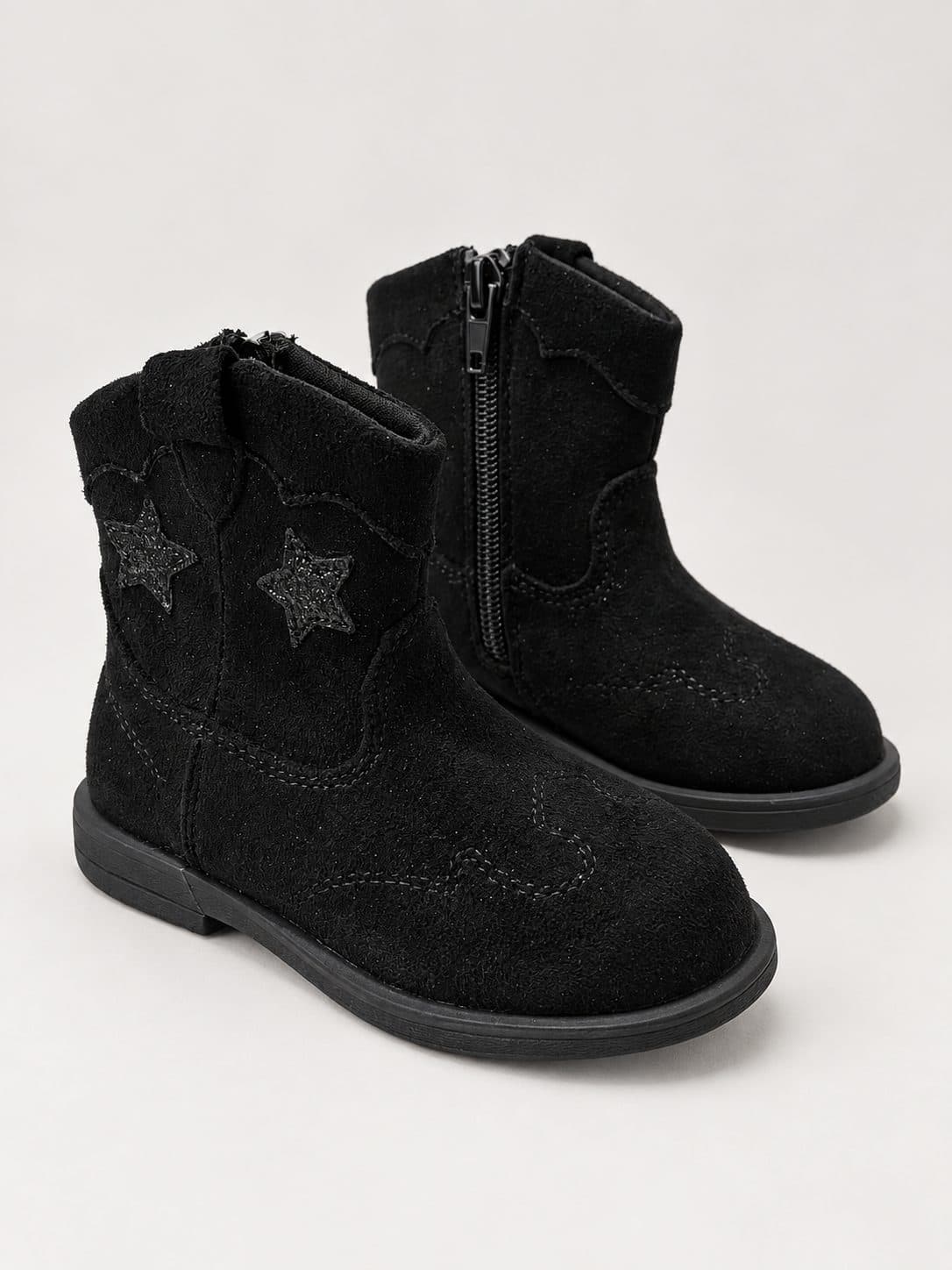 BOTAS NEGRAS CON ESTRELLAS — zapatos para niña