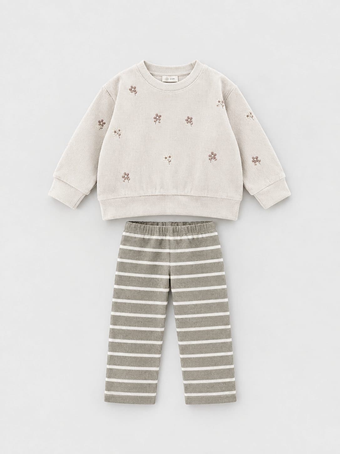 CONJUNTO BEIGE CON FLORES BORDADAS Y PANTALÓN A RAYAS — vestido para niña
