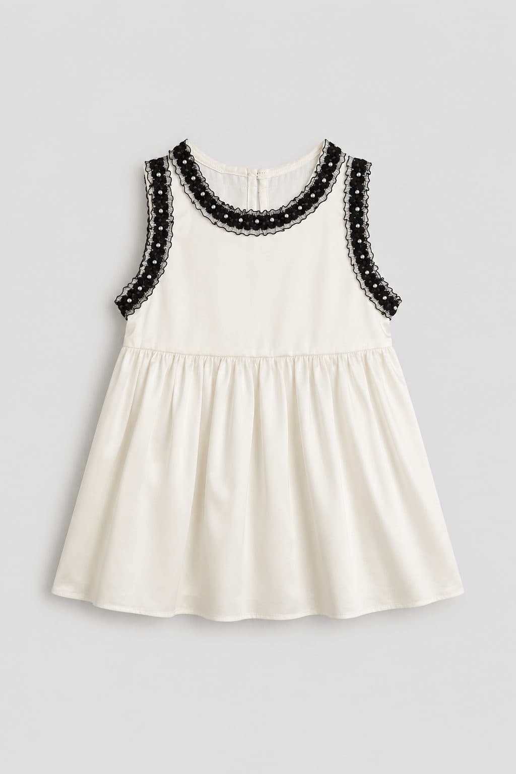 VESTIDO BLANCO CON ENCAJE NEGRO — vestido para niña
