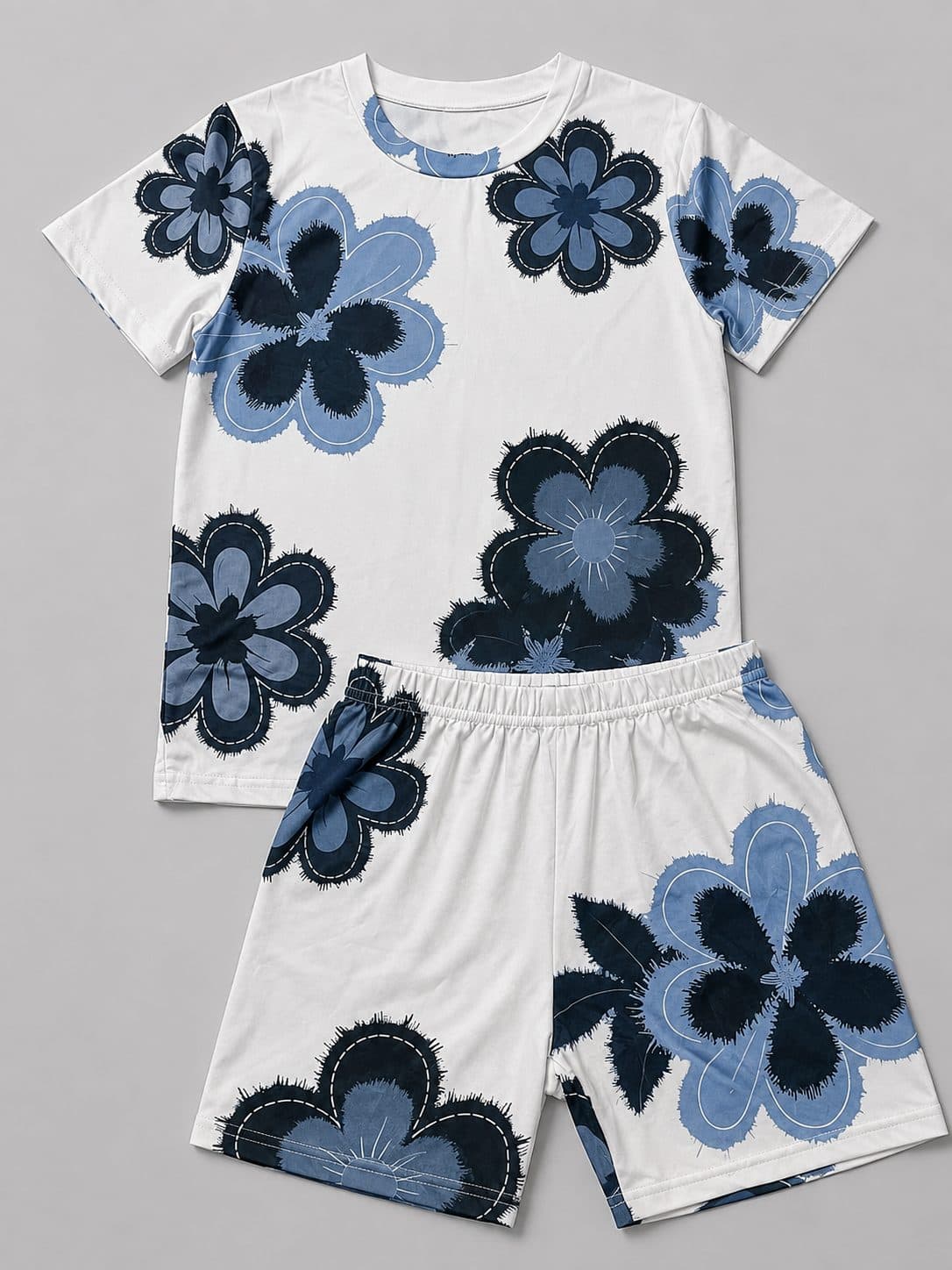 CONJUNTO POLO Y SHORT CON FLORES AZULES — conjunto para niña