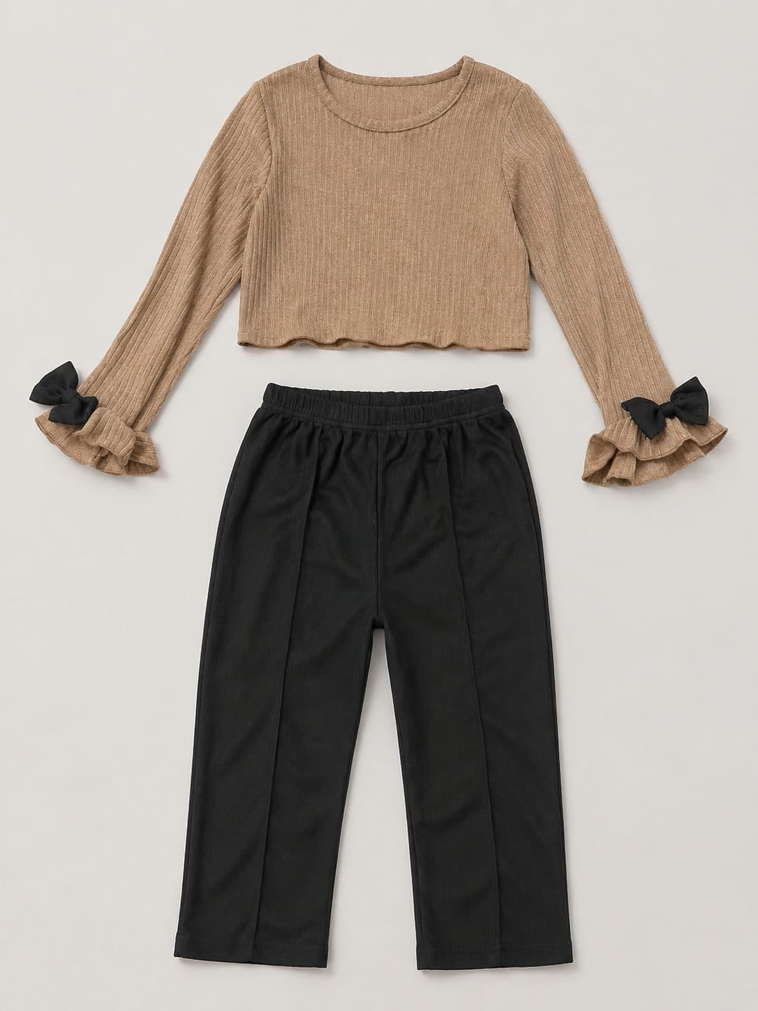 CONJUNTO POLO BEIGE CON MOÑOS Y PANTALÓN NEGRO — conjunto para niña