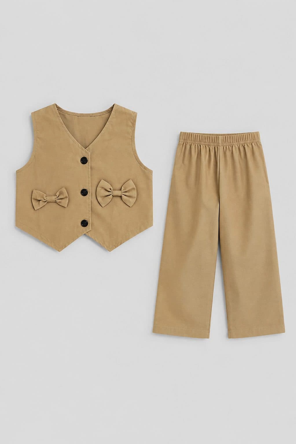 CONJUNTO CHALECO BEIGE CON MOÑOS Y PANTALÓN — conjunto para niña