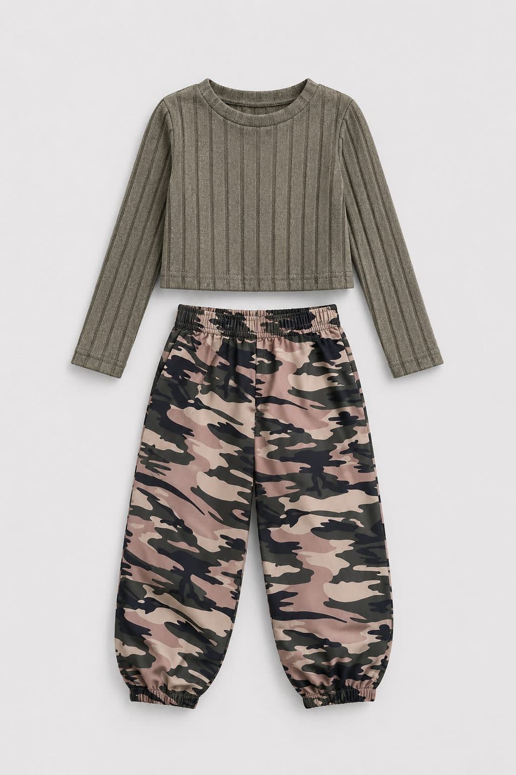 CONJUNTO POLO VERDE OLIVO Y PANTALÓN CAMUFLADO — vestido para niña