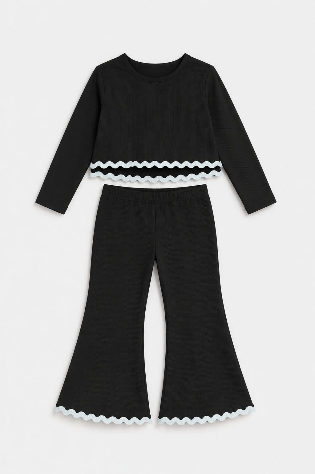 CONJUNTO POLO Y PANTALÓN CAMPANA NEGRO CON RIBETE — conjunto para niña