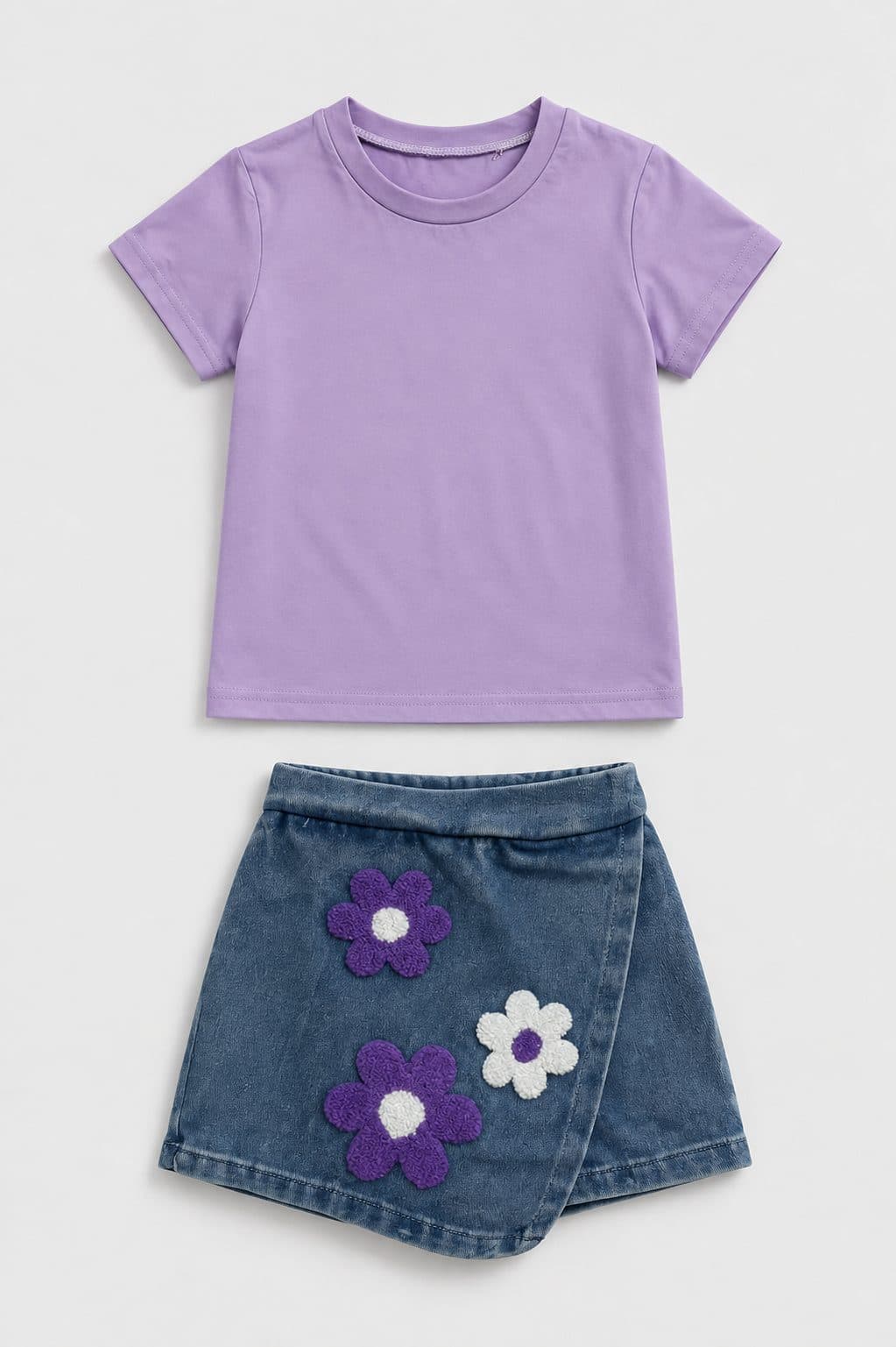 CONJUNTO POLO LILA Y FALDA SHORT DENIM CON FLORES — conjunto para niña