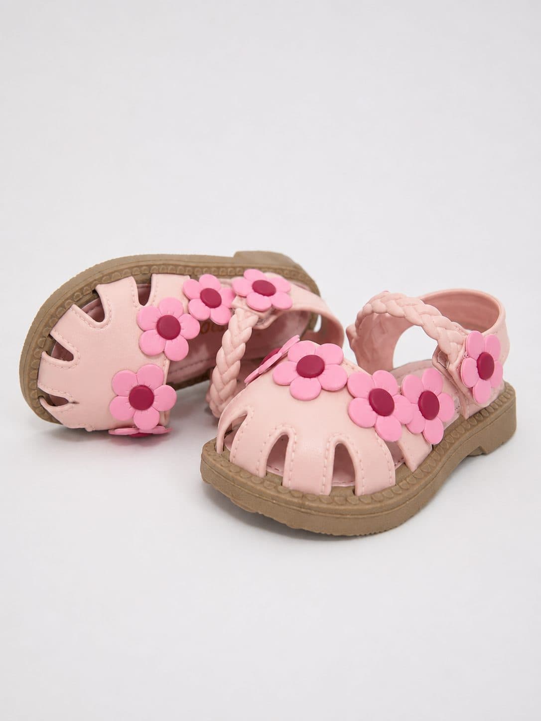 SANDALIAS ROSADAS CON FLORES Y TRENZA — zapatos para niña