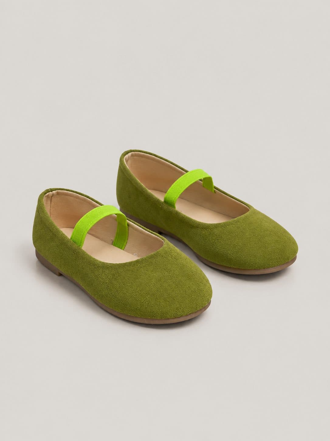 BALERINAS VERDE OLIVA CON CORREA NEÓN — zapatos para niña
