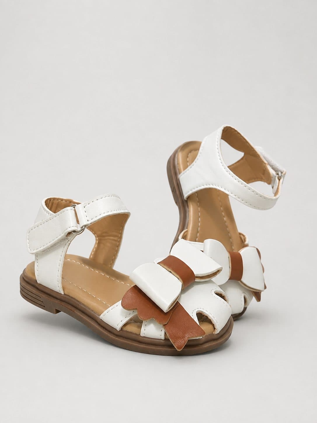 SANDALIAS BLANCAS CON MOÑO BICOLOR — zapatos para niña