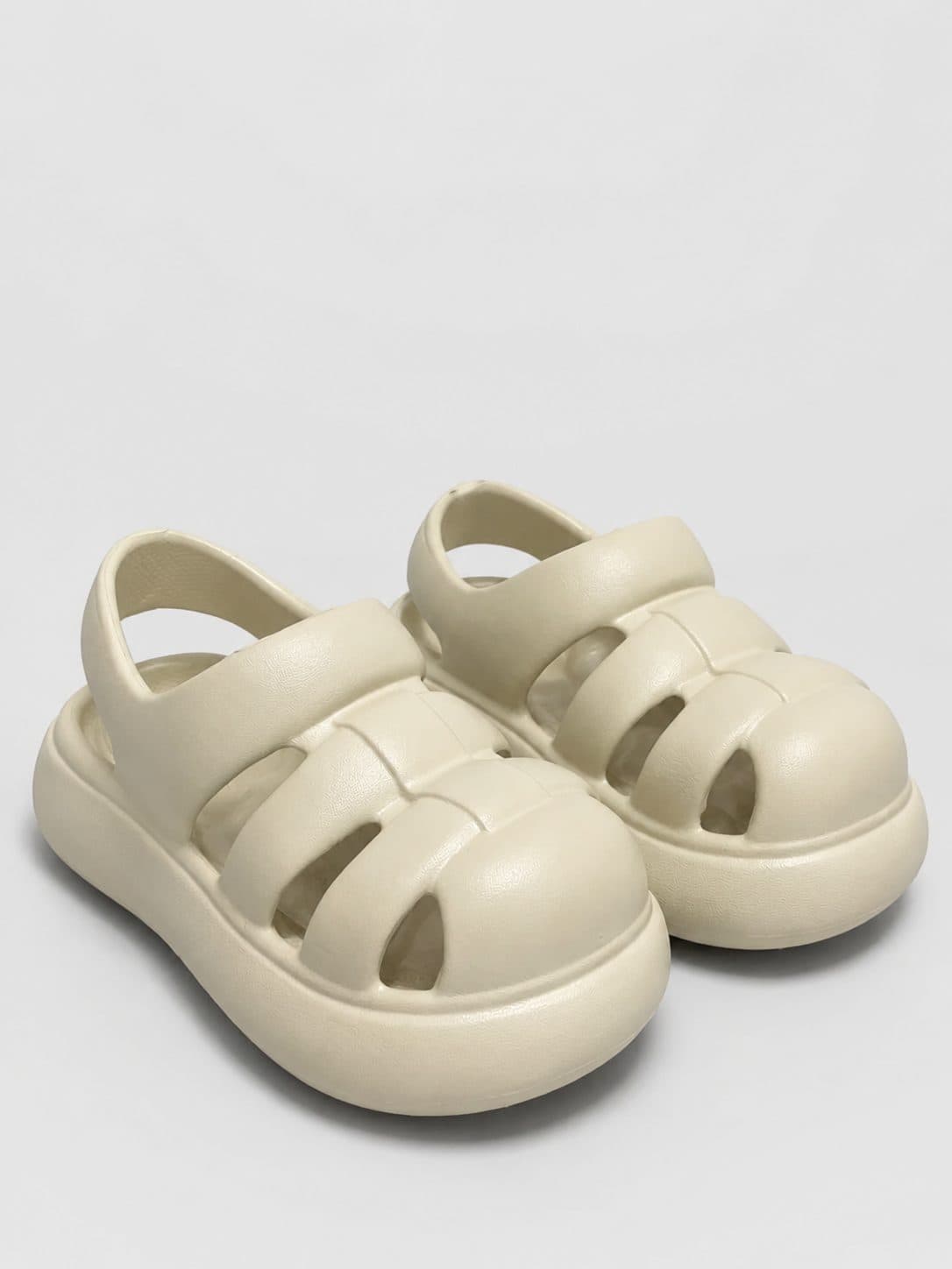 SANDALIAS TIPO CROCS PLATAFORMA CREMA — zapatos para niña