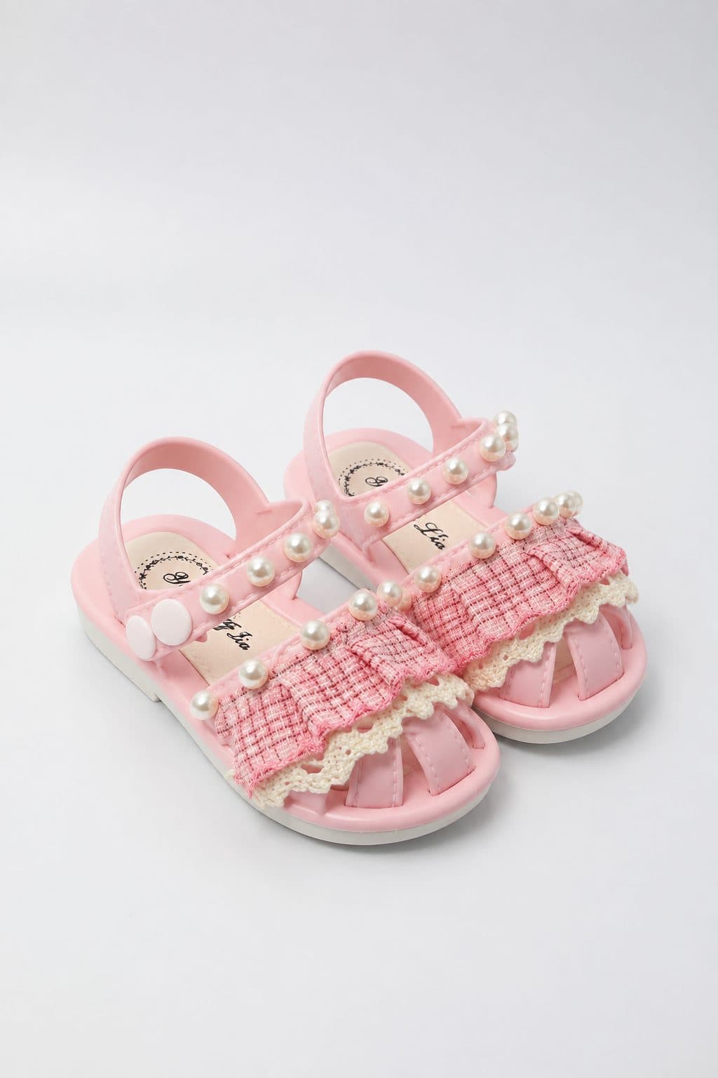 SANDALIAS ROSADAS CON PERLAS Y ENCAJE — zapatos para niña