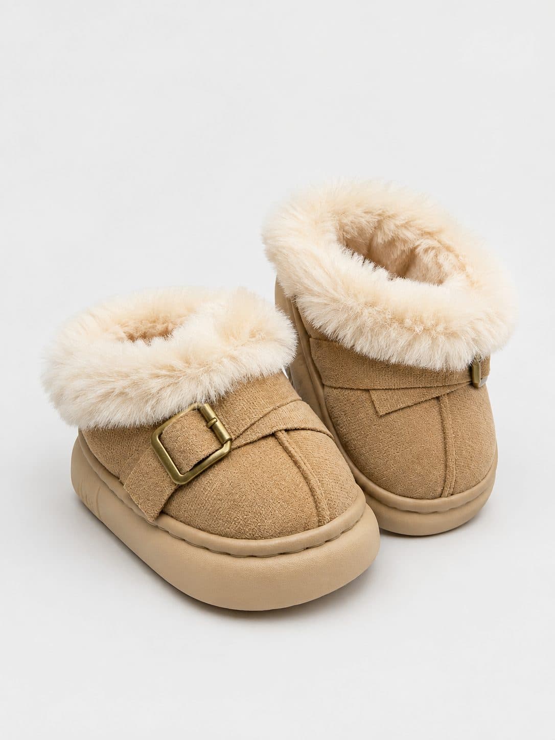 BOTINES CAMEL CON PELUCHE Y HEBILLA — zapatos para niña