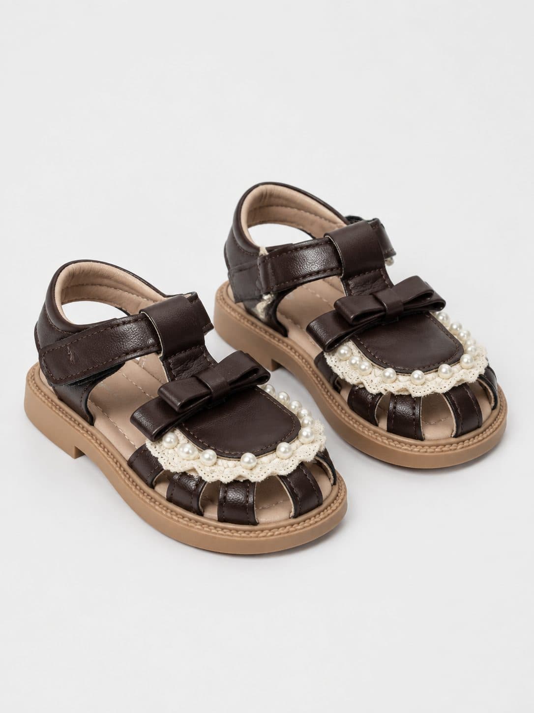 SANDALIAS MARRÓN OSCURO CON MOÑO Y PERLAS — zapatos para niña