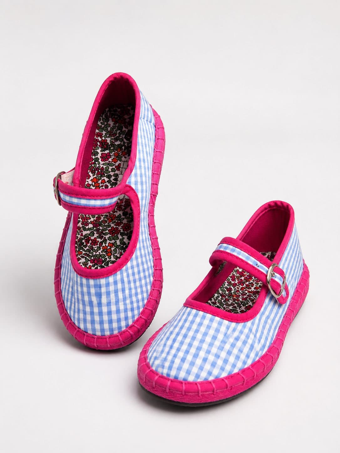 BALERINAS A CUADROS CELESTE CON RIBETE FUCSIA — zapatos para niña