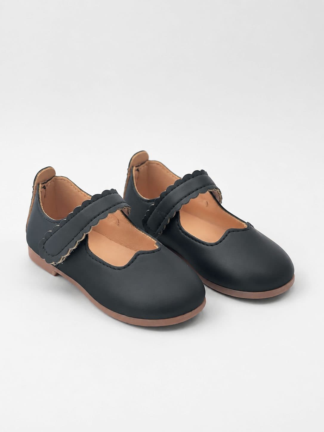 BALERINAS NEGRAS CON CORREA FESTONEADA — zapatos para niña