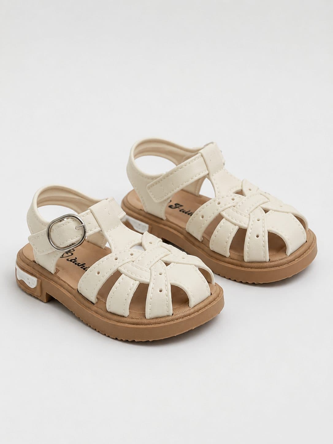 SANDALIAS CREMA TRENZADAS CON HEBILLA — zapatos para niña