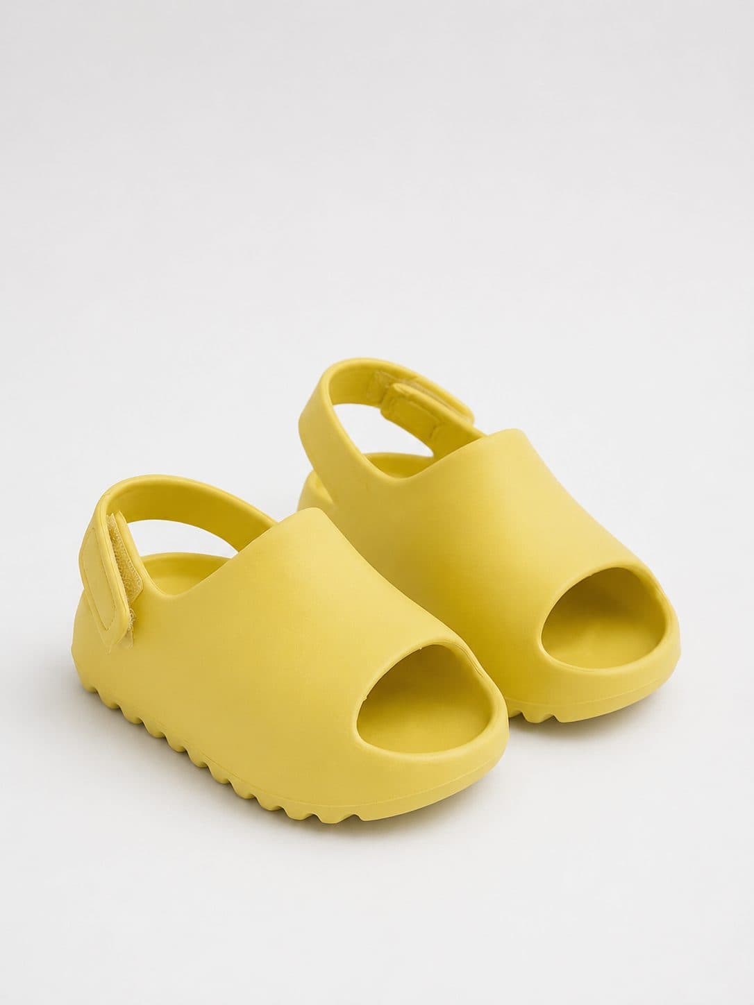 SANDALIAS TIPO CLOG AMARILLAS — zapatos para niña
