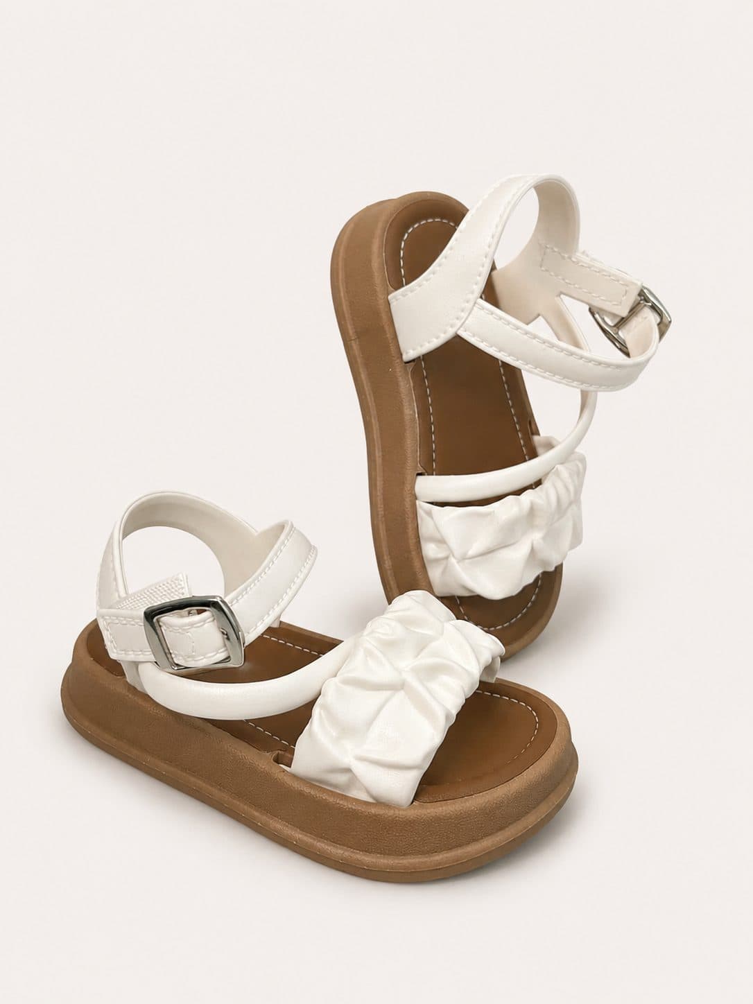 SANDALIAS BLANCAS CON PALA FRUNCIDA — zapatos para niña