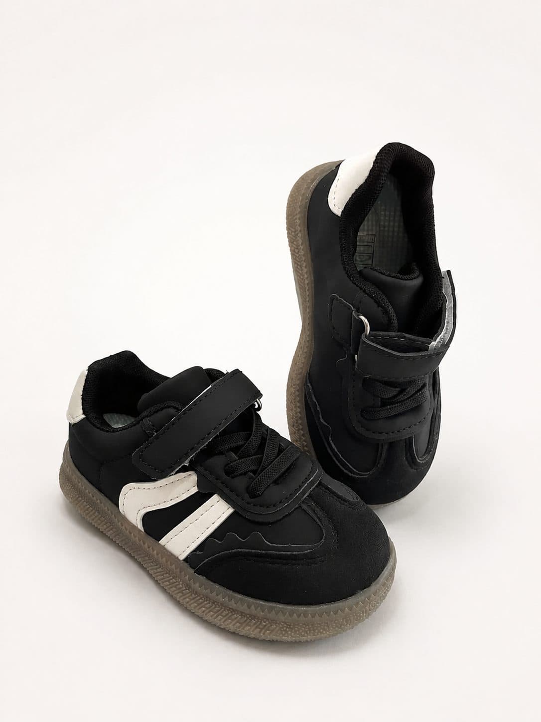 ZAPATILLAS NEGRAS ESTILO RETRO CON FRANJA BLANCA — zapatos para niña