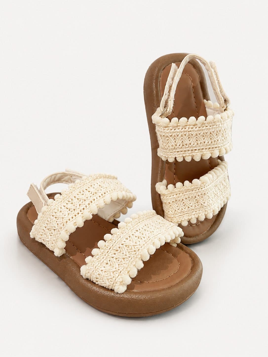SANDALIAS CREMA TEJIDAS CON POMPONES — zapatos para niña