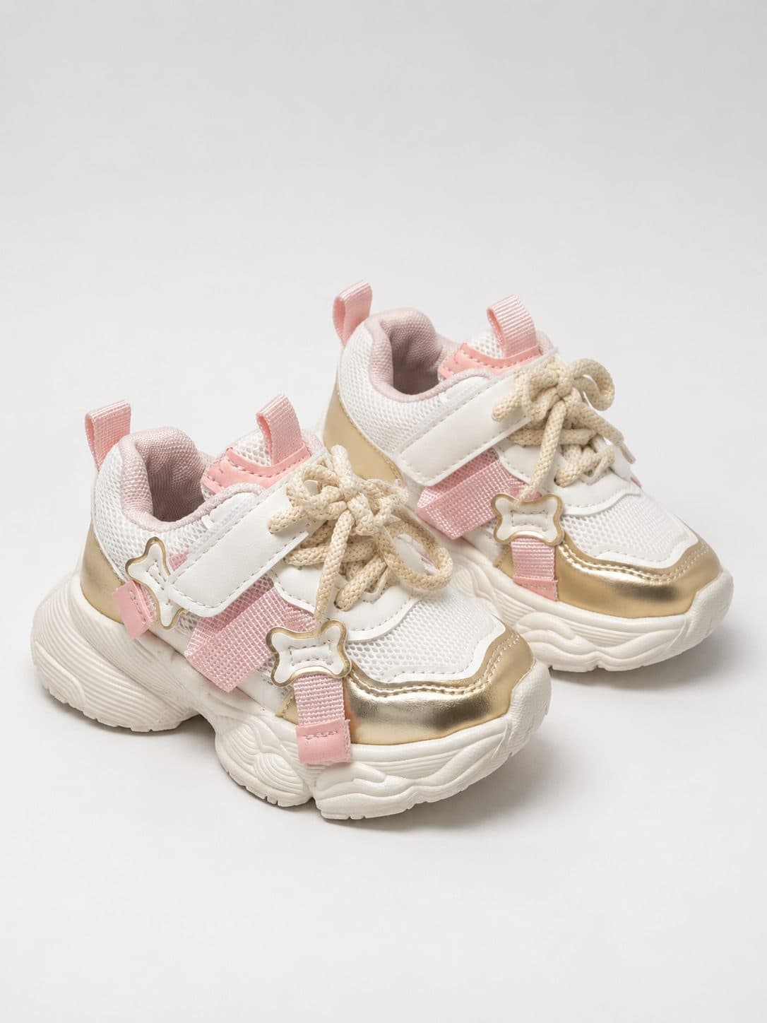 ZAPATILLAS BLANCAS Y DORADAS CON DETALLE DE HUESITOS — zapatos para niña