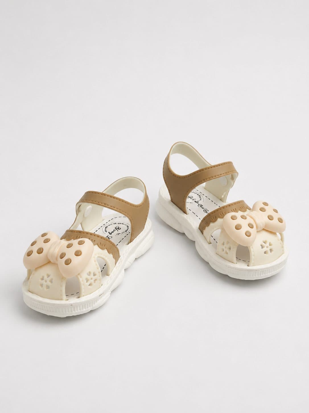 SANDALIAS CREMA Y CAMEL CON MOÑO CALADO — zapatos para niña