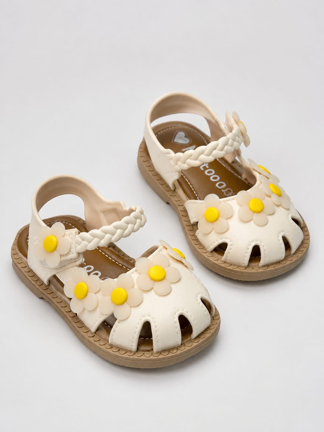 SANDALIAS CREMA CON MARGARITAS AMARILLAS — zapatos para niña