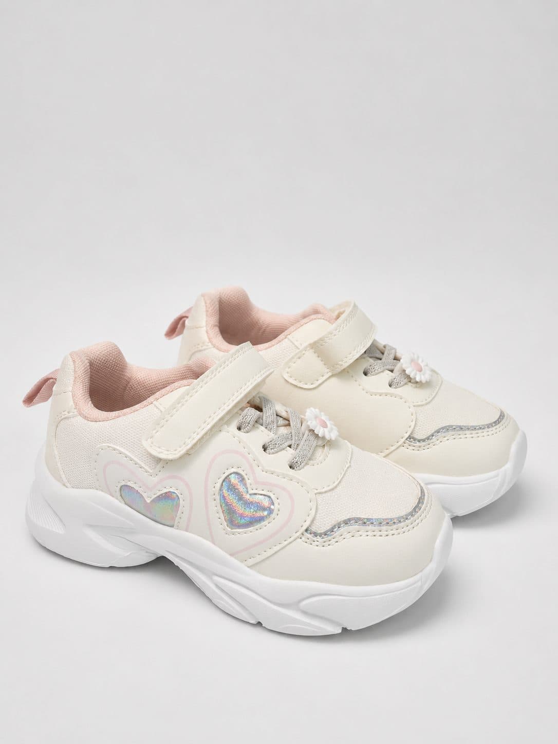 ZAPATILLAS CREMA CON CORAZONES HOLOGRÁFICOS — zapatos para niña
