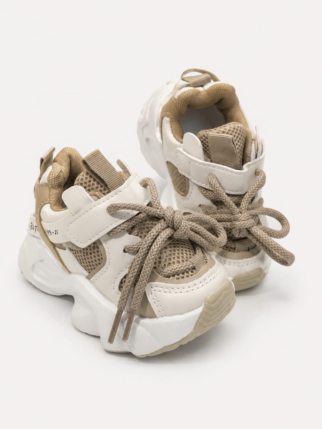 ZAPATILLAS CREMA CON DETALLES BEIGE — zapatos para niña