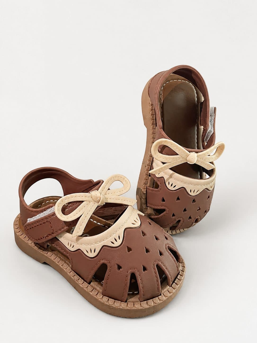 SANDALIAS MARRÓN CON LAZO CREMA — zapatos para niña