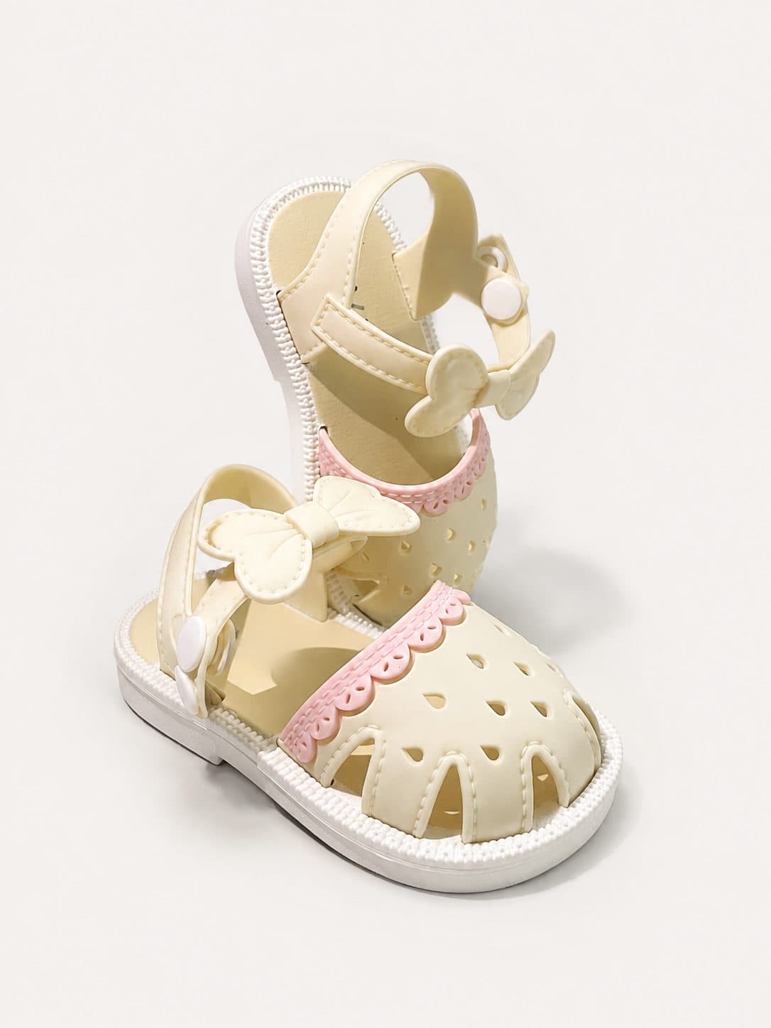SANDALIAS CREMA CON DETALLE ROSA Y MOÑO — zapatos para niña