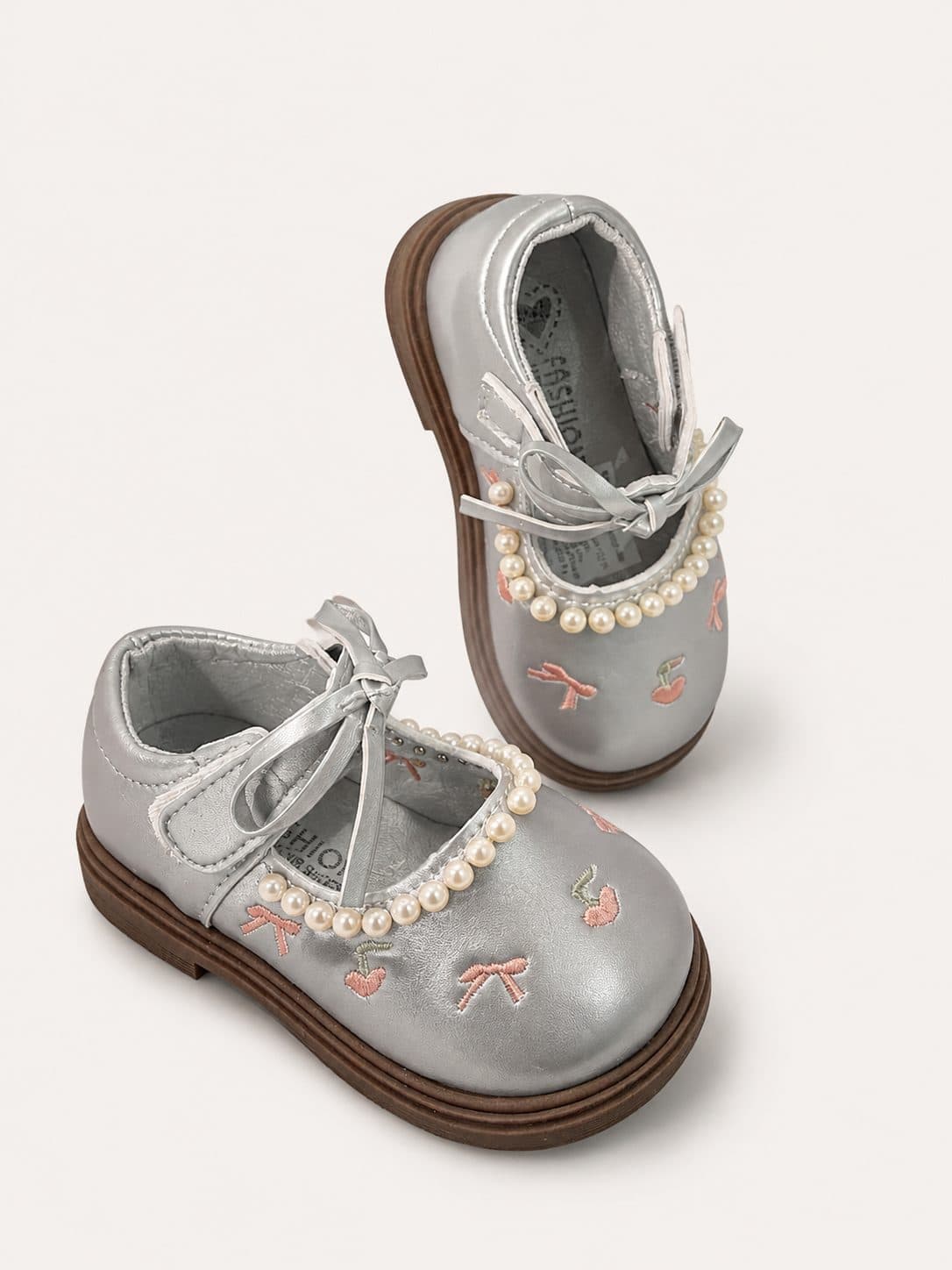 ZAPATOS PLATEADO CON PERLAS Y CEREZAS — zapatos para niña