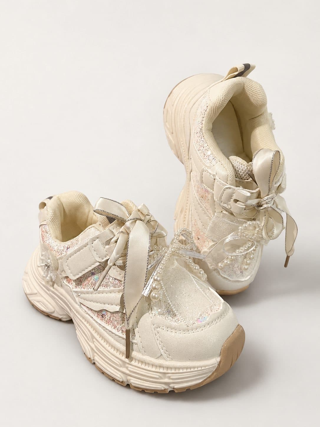 ZAPATILLAS CREMA CON CORAZONES HOLOGRÁFICOS — zapatos para niña