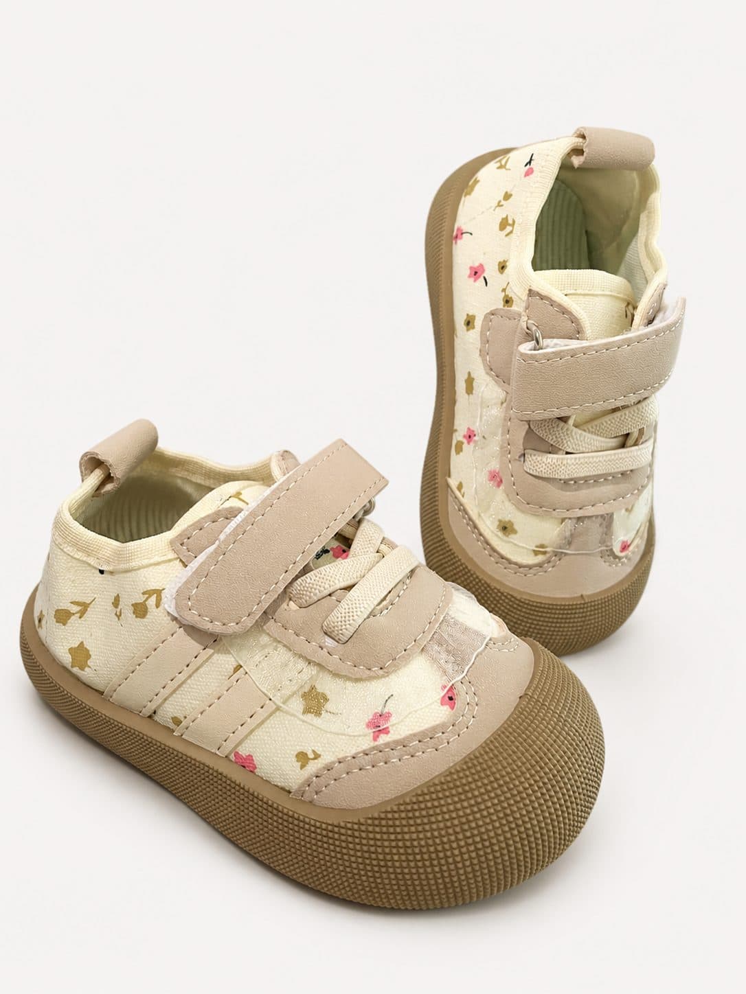 ZAPATILLAS CREMA FLORAL — zapatos para niña