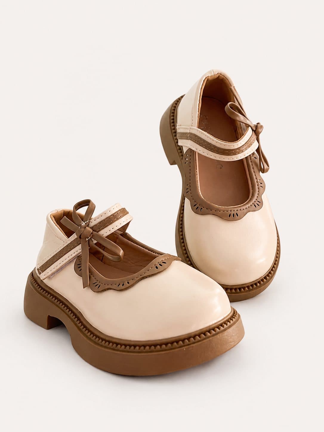 ZAPATOS CREMA CON RIBETE MARRÓN — zapatos para niña