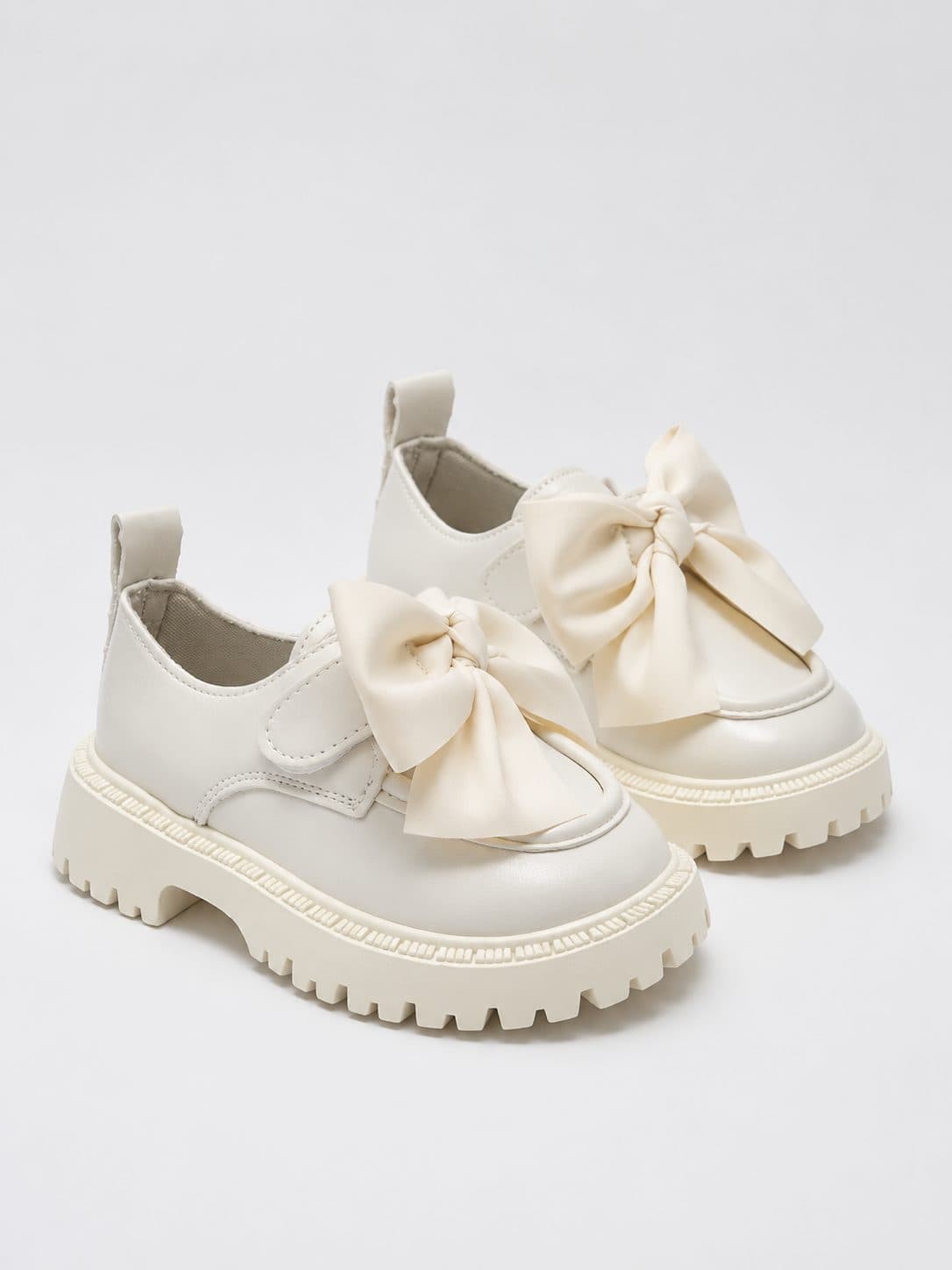 ZAPATOS CREMA CON LAZO GRANDE — zapatos para niña