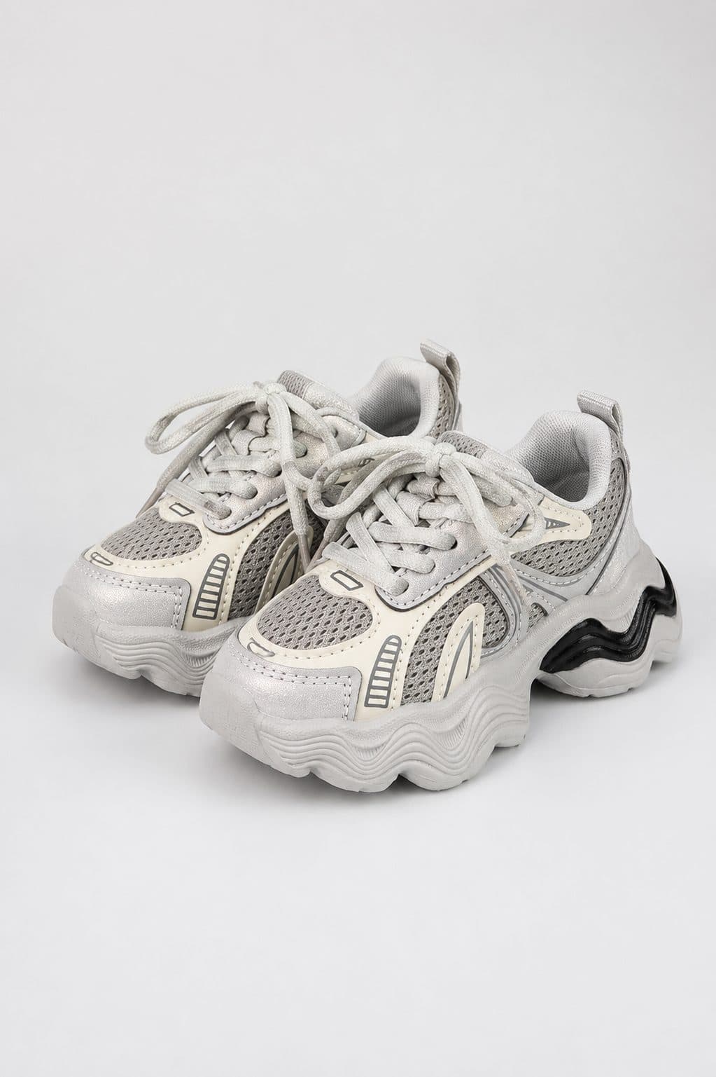 ZAPATILLAS GRIS CON NEGRO — zapatos para niña