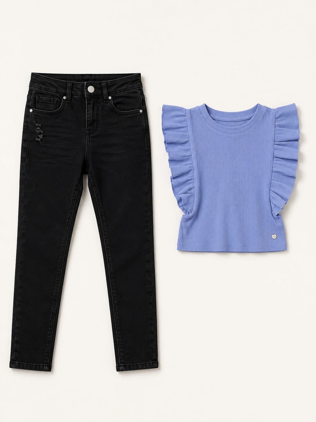 JEAN NEGRO SKINNY DESGASTADO CON BLUSA CELESTE DE VUELOS — conjunto para niña