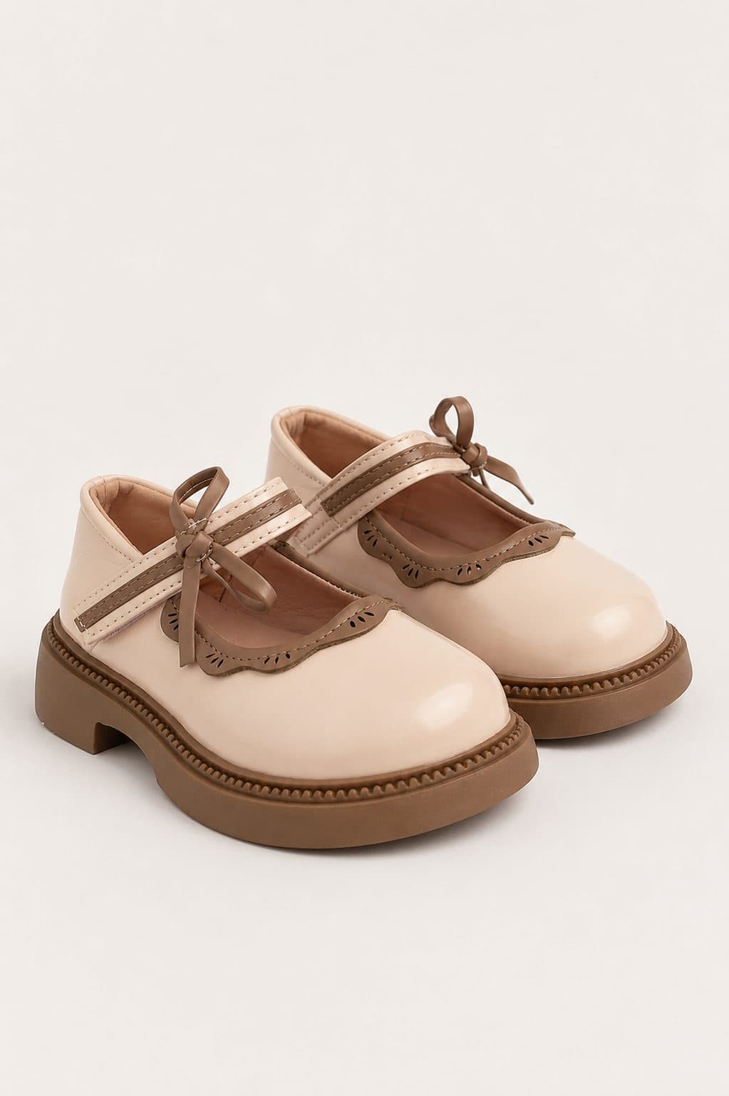 MARY JANE CHAROL BEIGE CON LAZO Y RIBETE CALADO — zapatos para niña