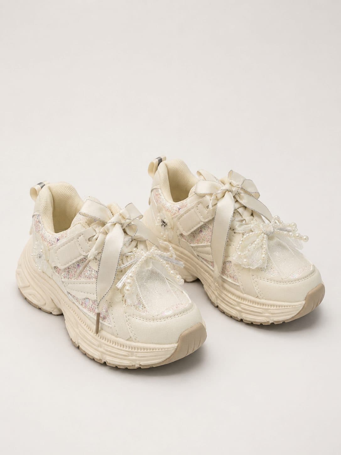 ZAPATILLAS CHUNKY CREMA CON LAZOS DE PERLAS — zapatos para niña