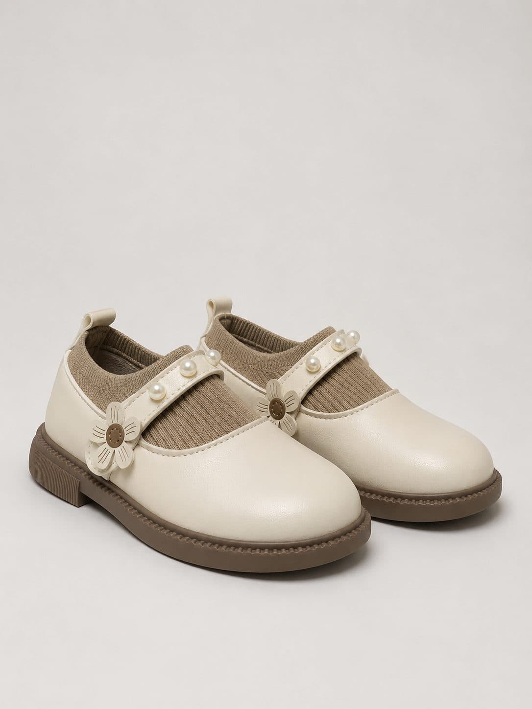 MERY JANE CREMA TIPO CALCETÍN CON FLOR Y PERLAS — zapatos para niña