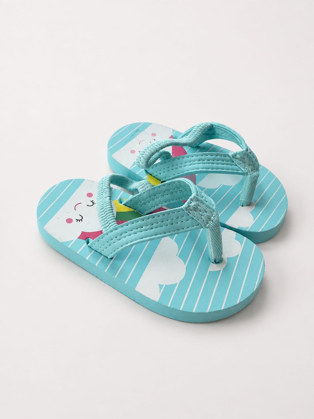 SANDALIAS FLIP FLOP CELESTE CON ESTAMPADO DE NUBE — zapatos para niña