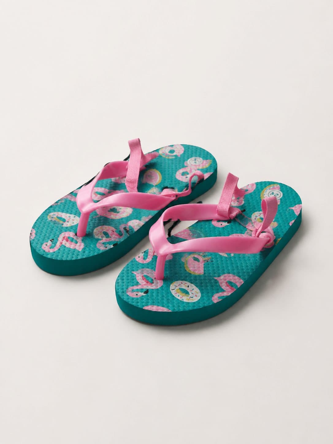 SANDALIAS FLIP FLOP VERDE AZULADO CON FLAMENCOS Y DONAS — zapatos para niña