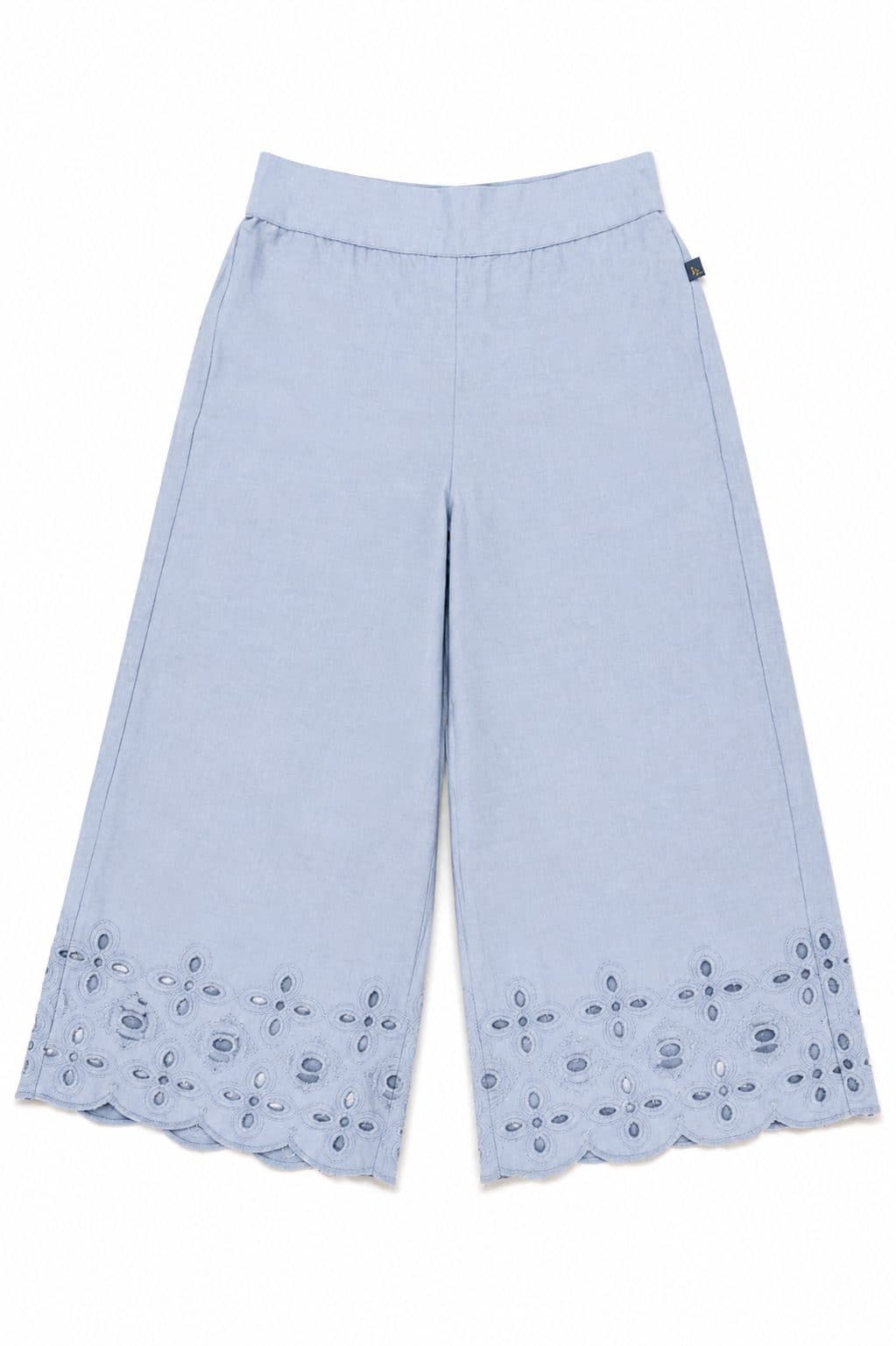 PANTALON CELESTE CON BORDADO CALADO EN BASTA — pantalón para niña