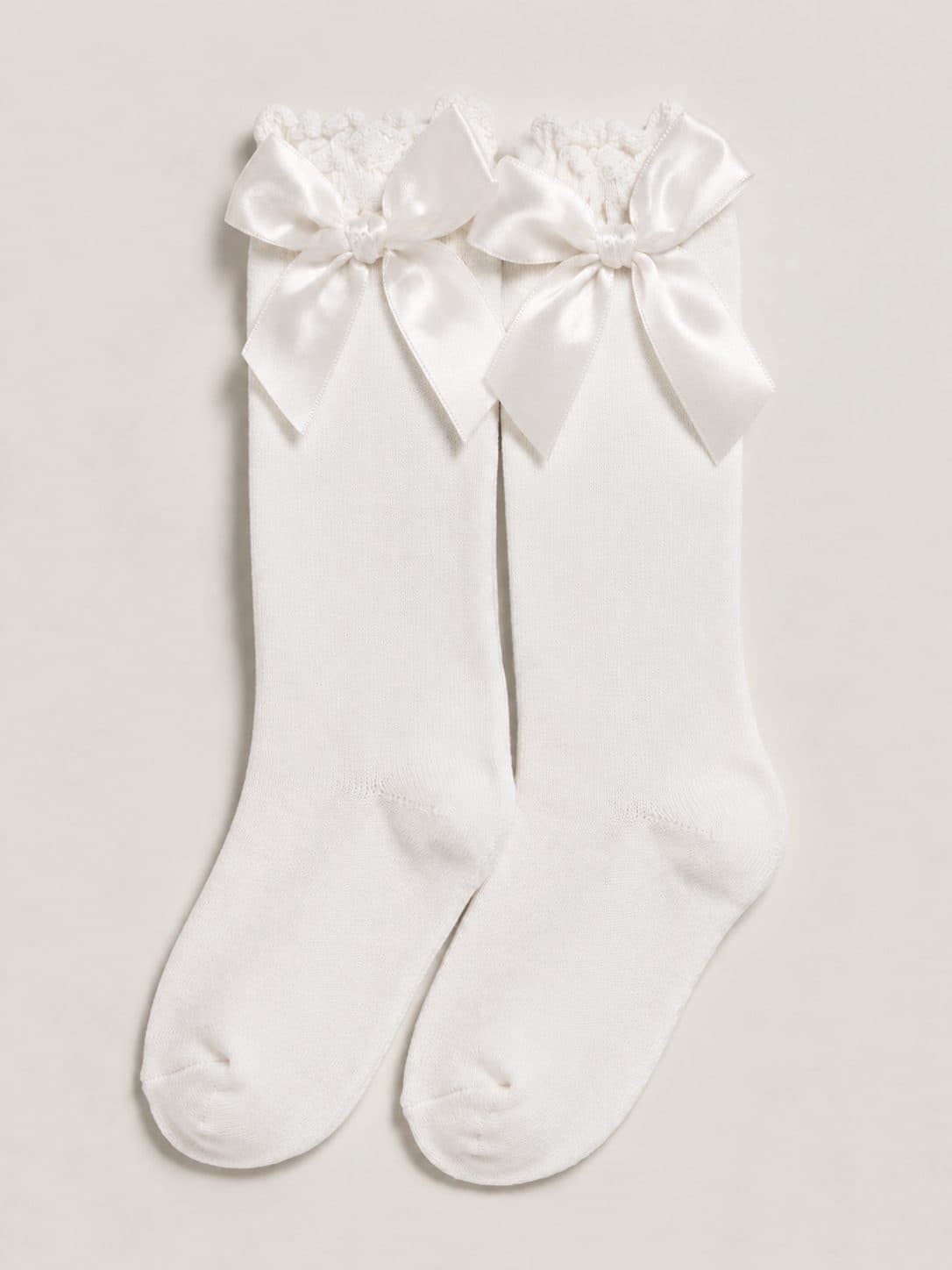 MEDIAS NIÑA BLANCO CON LAZO Y RUEDO CROCHET — accesorio para niña